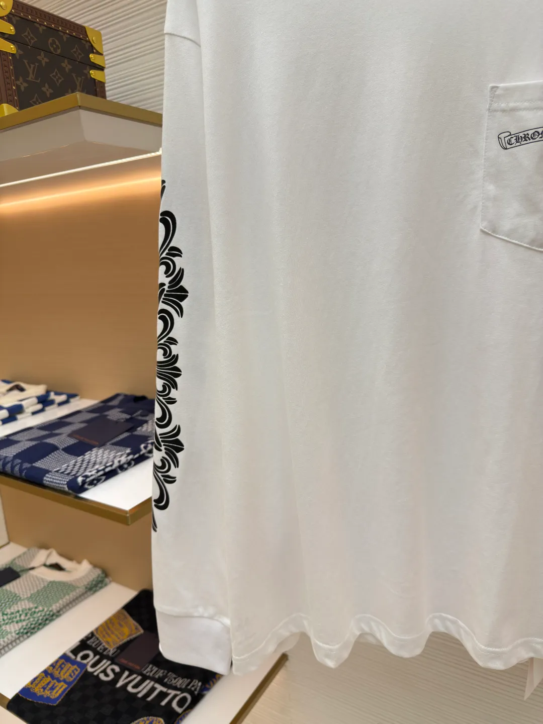 Chrome Hearts Graffiti Limited Long Sleeve ●Item No.: 1680095-A10 ●Material: pure cotton fabric ●Technology: Printing ●Version: Fitted version ●Weight: about 300 grams ●Size: S-M-L ●Description: The fabric is made of 26-woven 220-gram cotton, and the printing is printed with ink. The most important thing is that the leather is sewn by hand (handwork involves high costs). A lot of effort has been put into the fabric, hardware and craftsmanship. The top quality and industry benchmark in the market are only owned by a few people. The overall wiring is straight and delicate, the fabric is comfortable and soft, and the color is consistent without color difference. It can be matched with the same style to create a fashionable look and control various occasions. Customized accessories, complete with three standards, same style for men and women!